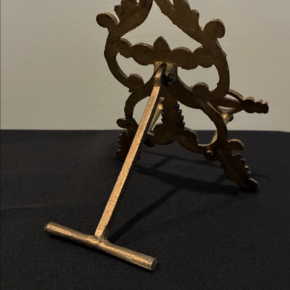 Ornate Vintage-Style Brass Easel with Red Accent - Picture 3 of 3